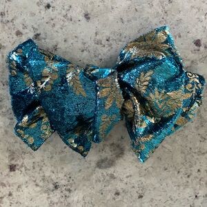 🔥 5/$25 NWOT Vintage Blue & Gold Pattern Silky Fabric Hair Bow Clip Barrette
